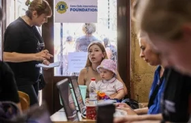 Una madre ucraniana y su hija piden ayuda alimentaria en un puesto de Odessa.