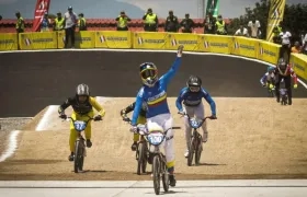 Mariana Pajón se cuelga la medalla de oro. 