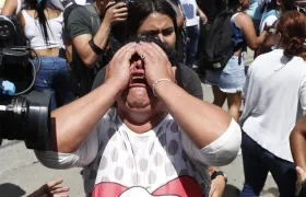 Una mujer llora mientras familiares y amigos de reclusos intentan saber el estado de salud de los detenidos de la cárcelde Tuluá.