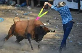 Banderillero en plena faena.