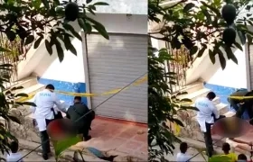 Momento en que la Sijin inspecciona el cráneo hallado en el barrio La Bonga. 