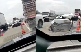 Así quedó el carro donde se movilizaba la persona que falleció. 