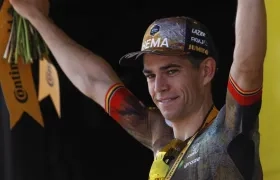 El ciclista belga Wout Van Aert celebra en el podio tras ganar la cuarta etapa del Tour de Francia 2022