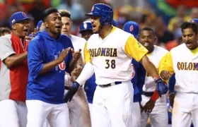 Jorge Alfaro celebra un cuadrangular con Colombia. 