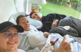 Yhonier Leal, en primer plano, su mamá Marleny Hernández y su hermano Mauricio.