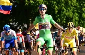 Wout Van Aert se impone en la línea de meta. 