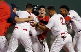 Jeter Downs celebra la carrera del triunfo. 