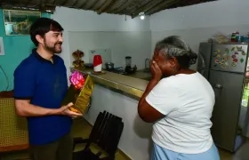 Alcalde Jaime Pumarejo entrega mejoramiento de vivienda. 