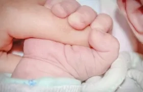 La bebé tiene deterioro en su salud, falta de alimentación y descuido.