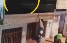 Los vecinos intentan subir a kos techos para sorprender a la extraña sombra.