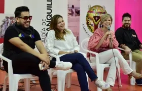 La gerente de Carnaval S.A. Sandra Gómez y la Secretaria de Cultura María Teresa Fernández, durante la rueda de prensa.