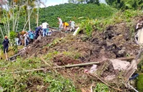 Socorristas caminan sobre la escuela que quedó sepultada por el alud.