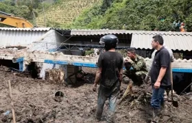 Socorristas tratan de remover el lodo que sepultó la escuela La Lejía en el corregimiento de Tapartó.