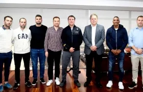 De izquierda a derecha Valentino Dressino, Leandro Javier Jorge, Fernando Allocco, Iván Novella, Néstor Lorenzo, Ramón Jesurun, Luis Amaranto Perea y Andrés Tamayo.