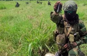 La Fuerza Armada Nacional Bolivariana mostró fotos de militares desactivando explosivos.