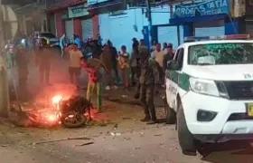 Momentos después de haber detonado la moto con explosivos al paso de una patrulla en El Bordo.