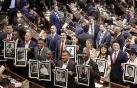 Los congresistas del Pacto Histórico enseñan las imágenes.
