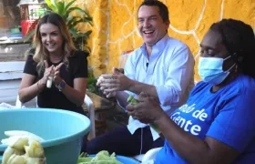 El Secretario de Desarrollo Económico, Miguel Vergara, compartiendo con una de las emprendedoras.