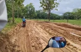 Asi se movilizan los habitantes de Montelíbano camino al colegio Antonio Nariño.