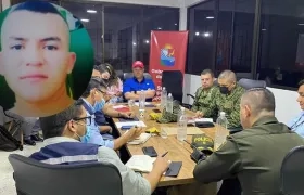 El consejo de seguridad liderado por el gobernador Héctor Espinosa. En el recuadro, el policía Diego Felipe Ruiz Rincón.