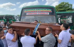 Los compañeros cargaron el ataúd donde iba el cuerpo de José del Carmen Hernández Padilla.
