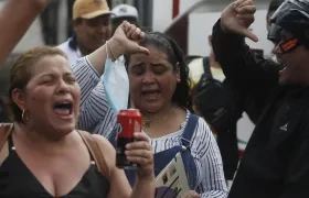 Seguidores de Darío Gómez entonan sus canciones a la salida de Medicina Legal.