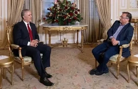 Iván Duque y Gustavo Petro, durante la primera reunión, tras la elección.