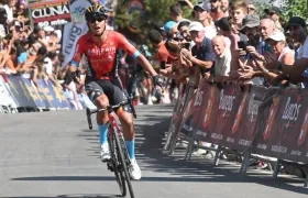 Santiago Buitrago celebra en la meta. 