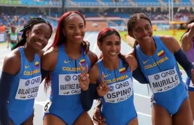 Melany Bolaño Cassiani al lado de sus compañeras del equipo de 4X100.