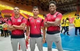 Juan Carlos Rincón Marín con su medalla de plata y sus compañeros de Atlántico. 