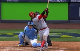 Donovan Solano conecta un cuadrangular. 