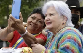 Senadora Gloria Florez, derecha, presidenta comisión segunda del Congreso.