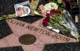 Flores a Olivia Newton-John en el lugar que ocupa en el Paseo de la Fama de Hollywood.