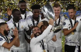 Jugadores del Real Madrid con el trofeo de campeón. 