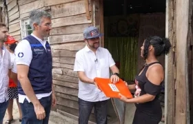 El Alcalde Jaime Pumarejo con una de las beneficiarias.