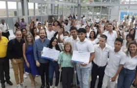 Beneficiarios junto a la Gobernadora Elsa Noguera.