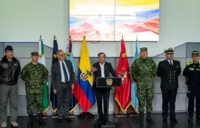 El Presidente Gustavo Petro con algunos de los oficiales que integran la nueva cúpula militar.