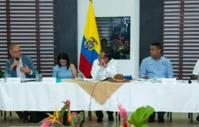 Presidente Petro en reunión con el Ministro de Defensa Iván Velásquez.