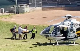 El escritor Salman Rushdie cuando era trasladado en helicóptero a una clínica en Nueva York.
