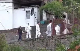 Autoridades suben a la vivienda en la que se produjo el primer ataque a bala.