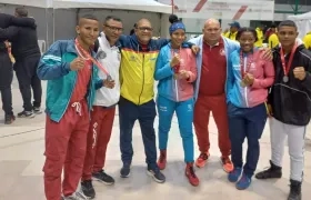 Los boxeadores del Atlántico con sus preseas. 