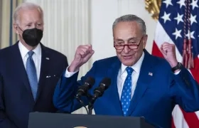 El líder de la mayoría del Senado de EE.UU., Chuck Schumer, y el Presidente Joe Biden.