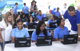 La Gobernadora Elsa Noguera acompañando a los estudiantes con los nuevos computadores.