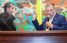 El nuevo Contralor juramentando ante el presidente del Senado.