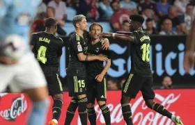 Luka Modric celebra con sus compañeros tras marcar el segundo gol ante el Celta