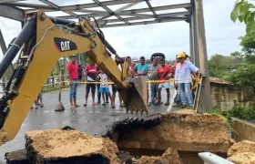 Afectación en la vía y en el puente.