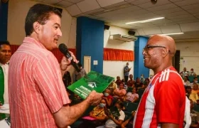 El alcalde de Soledad, Rodolfo Ucrós, entregó los títulos de propiedad. 