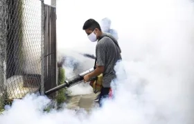 un habitante de El Salvador durante una jornada de fumigación para erradicar criaderos de mosquitos transmisores del dengue.