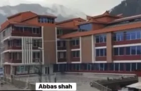 El New Honeymoon Hotel minutos antes de desaparecer entre las aguas del río Swat.