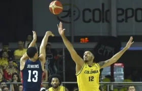 Jaime Echenique intenta bloquear un triple de Estados Unidos.